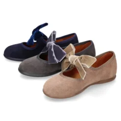 Mercedita niña con cierre adherente y LAZO terciopelo en serraje.