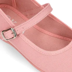Mercedita niña con cierre de hebilla en lona algodón en colores de temporada.