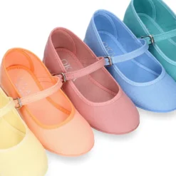 Mercedita niña con cierre de hebilla en lona algodón en colores de temporada.