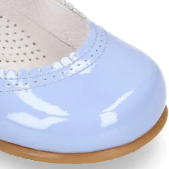 Mercedita niña escotada con botón en piel charol colores PASTELES.