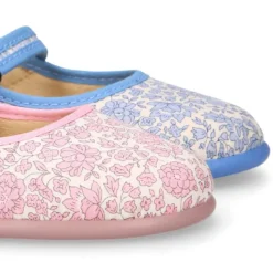 Mercedita niña estilizada en lona algodón LIBERTY.