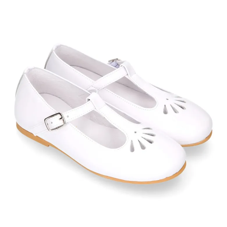 Mercedita niña Okaa en forma de T con picados en piel charol en color blanco.