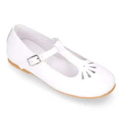 Mercedita niña Okaa en forma de T con picados en piel charol en color blanco.