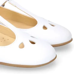 Mercedita niña tipo Pepito con hebilla en piel blanco con diseño Pétalos.