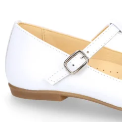Mercedita niña tipo Pepito con hebilla en piel blanco con diseño Pétalos.