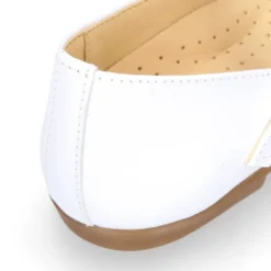 Mercedita niña tipo Pepito con hebilla en piel blanco con diseño Pétalos.