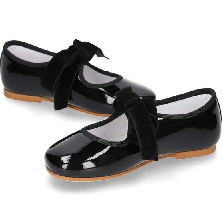 Mercedita o Bailarina tipo Angelito piel charol NEGRO con lazo de terciopelo.