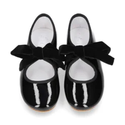 Mercedita o Bailarina tipo Angelito piel charol NEGRO con lazo de terciopelo.
