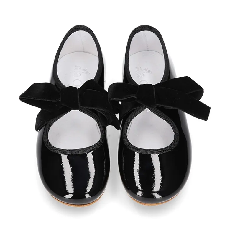 Mercedita o Bailarina tipo Angelito piel charol NEGRO con lazo de terciopelo.