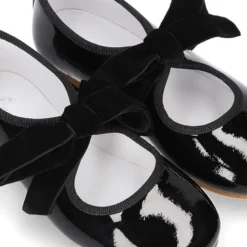 Mercedita o Bailarina tipo Angelito piel charol NEGRO con lazo de terciopelo.