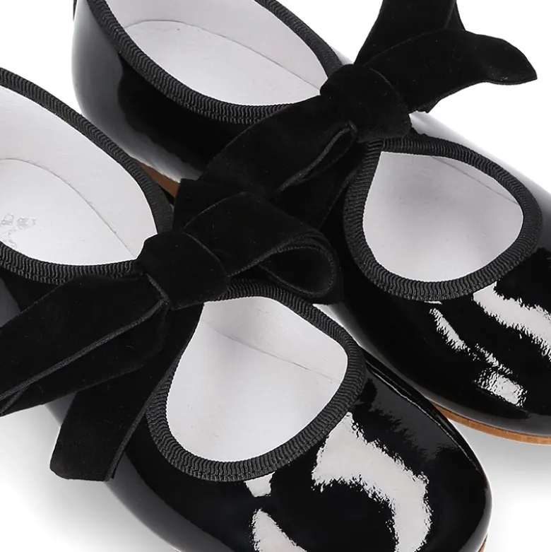 Mercedita o Bailarina tipo Angelito piel charol NEGRO con lazo de terciopelo.