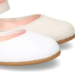 Merceditas CEREMONIA niña escote lateral en piel con diseño grabado flores.