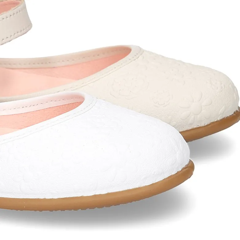 Merceditas CEREMONIA niña escote lateral en piel con diseño grabado flores.