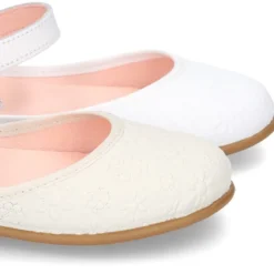 Merceditas CEREMONIA niña escote lateral en piel con diseño grabado flores.