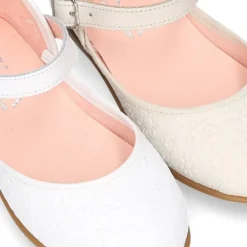 Merceditas CEREMONIA niña escote lateral en piel con diseño grabado flores.