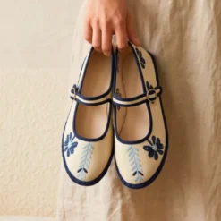 Merceditas de lino beige bordadas en azul para mujer