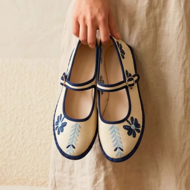 Merceditas de lino beige bordadas en azul para mujer