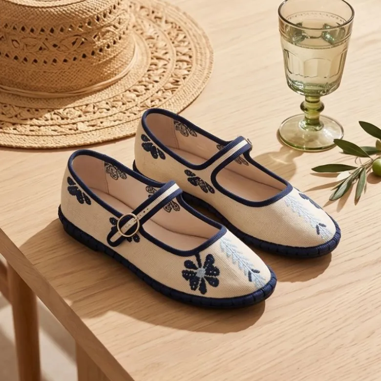 Merceditas de lino beige bordadas en azul para mujer