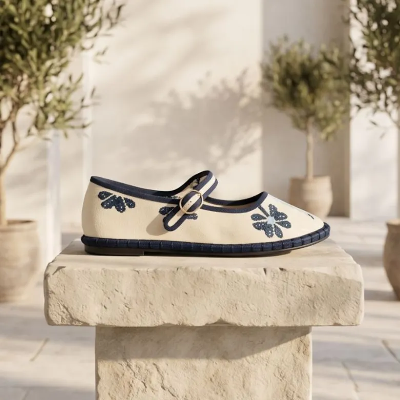 Merceditas de lino beige bordadas en azul para mujer