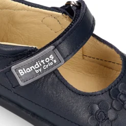 Merceditas niña Blanditos by Crio’s con flor en piel.