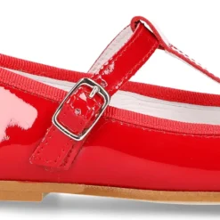 Merceditas niña en forma de T con hebilla en CHAROL ROJO.