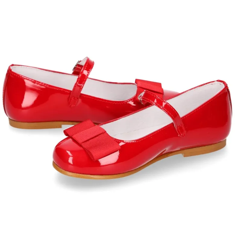 Merceditas niña OKAA con hebilla y lazo zapatero en piel charol rojo.