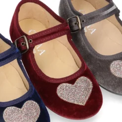 Merceditas OKAA niña en terciopelo con CORAZÓN BRILLANTE.