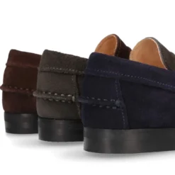 Mocasin clásico niños mayores antifaz suela gruesa en piel serraje.