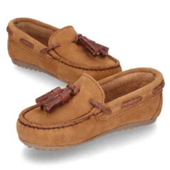 Mocasín borlas mayores en piel serraje cuero.