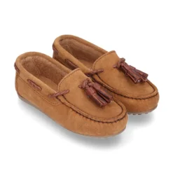 Mocasín borlas mayores en piel serraje cuero.