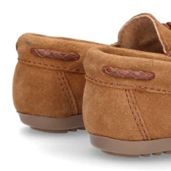 Mocasín borlas mayores en piel serraje cuero.