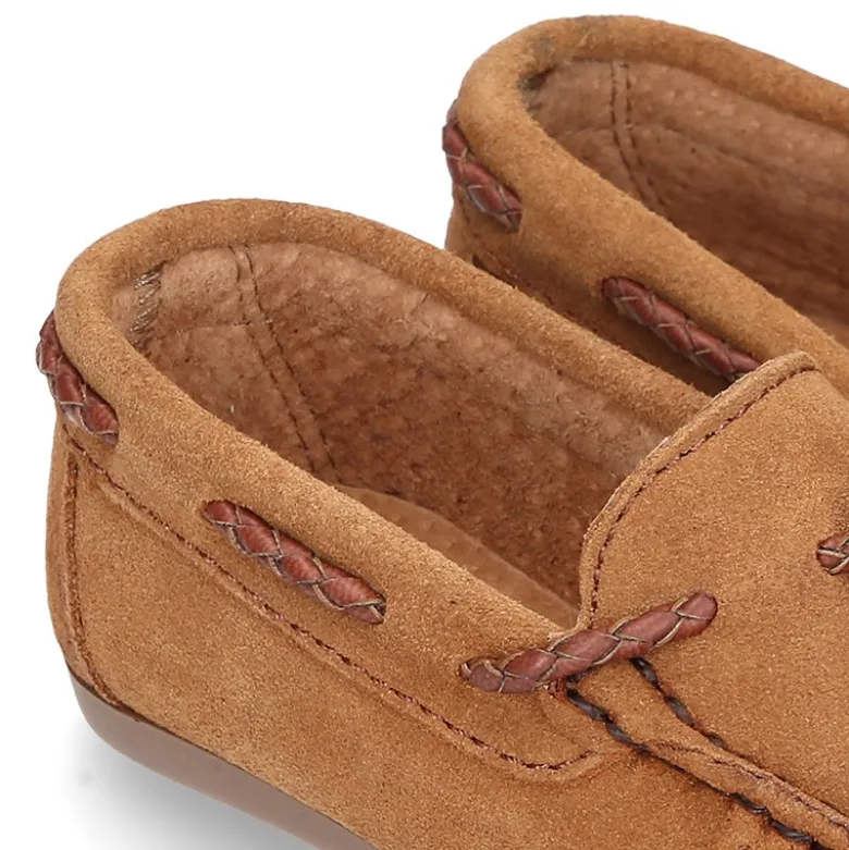 Mocasín borlas mayores en piel serraje cuero.