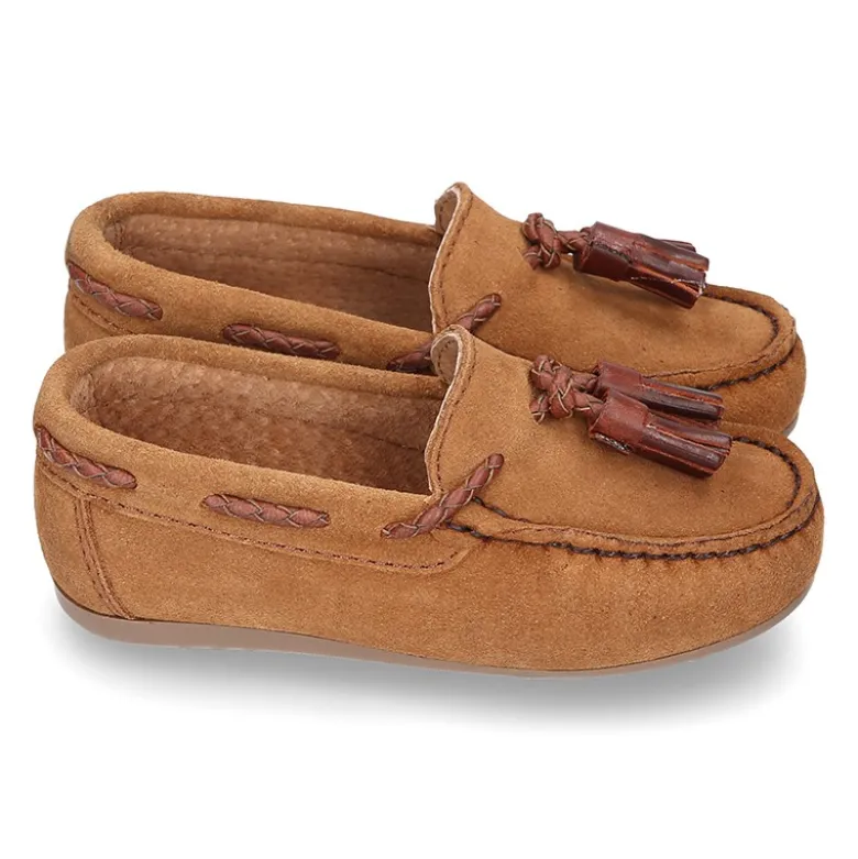 Mocasín borlas mayores en piel serraje cuero.