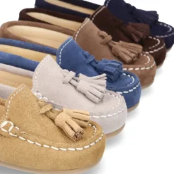 MocasÍn BORLAS pequeños piso conductor en serraje.