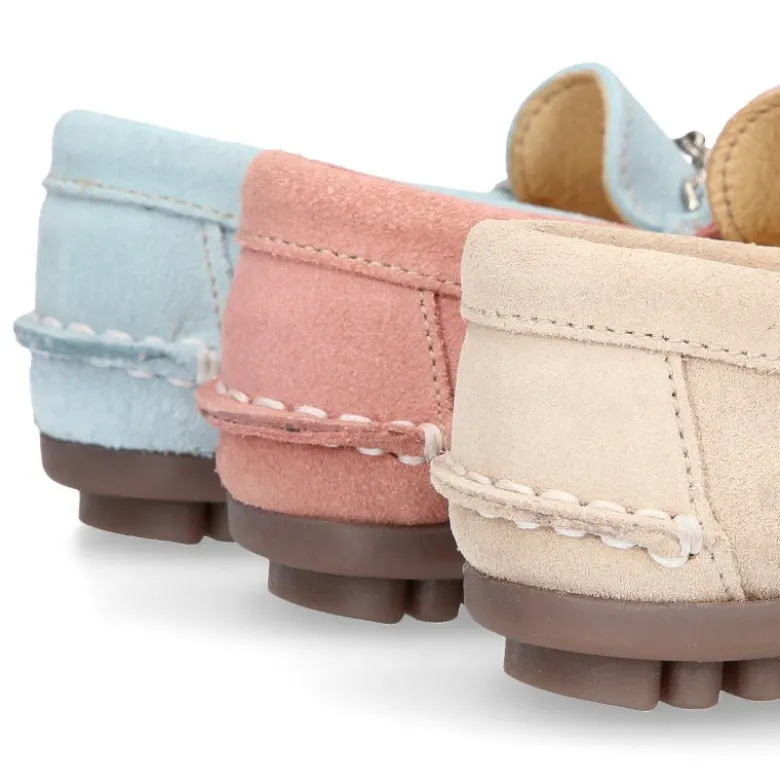 Mocasín con estribo en piel serraje para mayores.