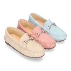 Mocasín con estribo en piel serraje para mayores.