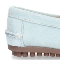 Mocasín con estribo en piel serraje para mayores.