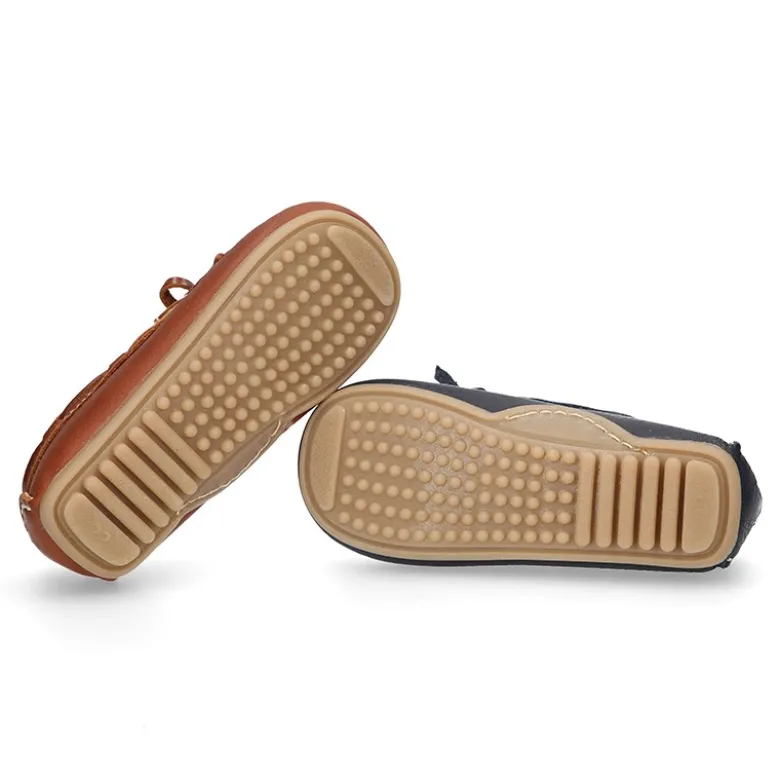 Mocasín con lazos en piel EXTRA SUAVE para peques.