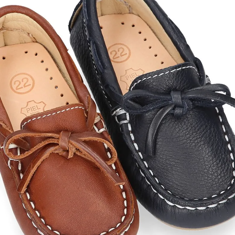 Mocasín con lazos en piel EXTRA SUAVE para peques.
