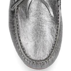 Mocasín con lazos en piel metalizada para mayores.