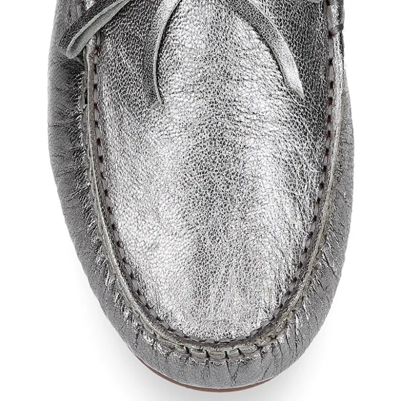 Mocasín con lazos en piel metalizada para mayores.
