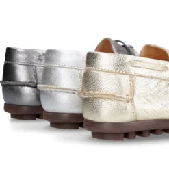 Mocasín con lazos en piel metalizada para mayores.