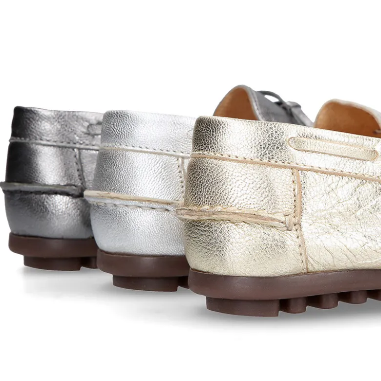 Mocasín con lazos en piel metalizada para mayores.