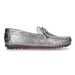 Mocasín con lazos en piel metalizada para mayores.