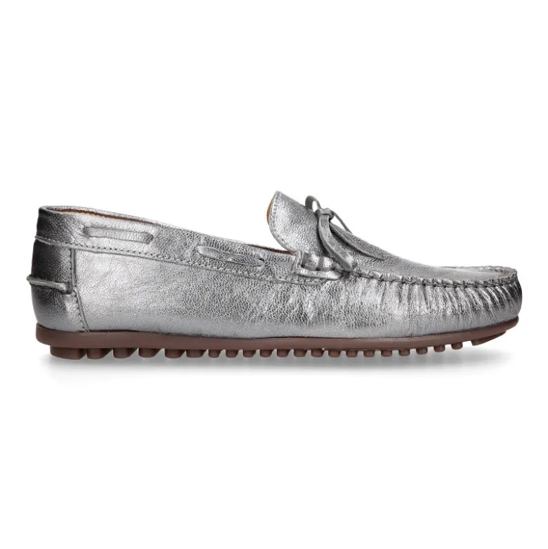 Mocasín con lazos en piel metalizada para mayores.