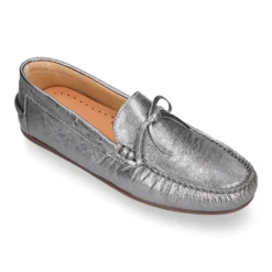 Mocasín con lazos en piel metalizada para mayores.