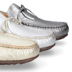 Mocasín con lazos en piel metalizada para mayores.
