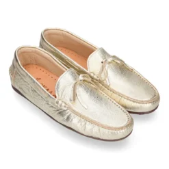 Mocasín con lazos en piel metalizada para mayores.