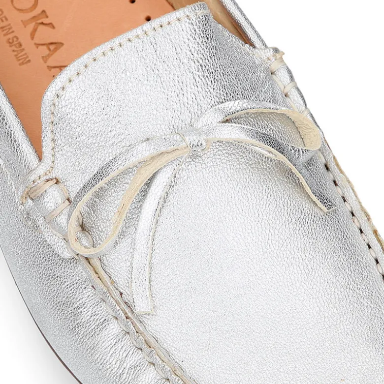 Mocasín con lazos en piel metalizada para mayores.