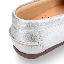 Mocasín con lazos en piel metalizada para mayores.